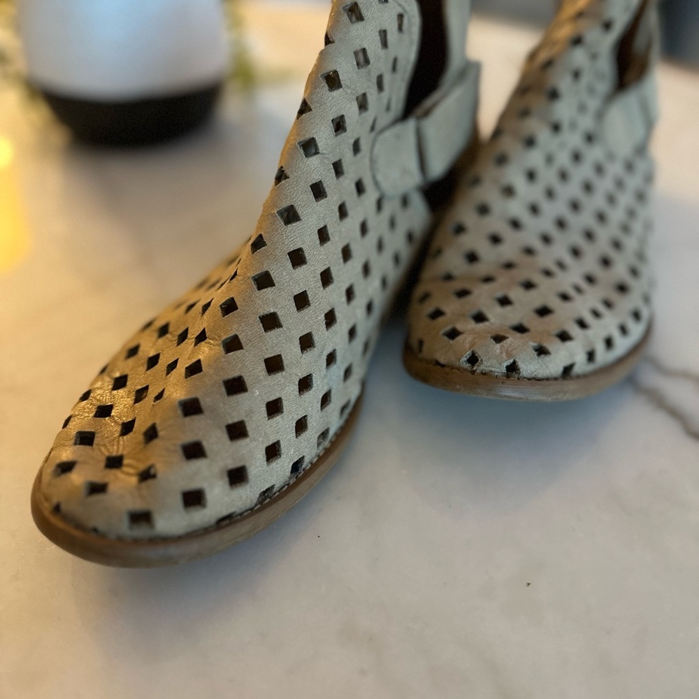 Sundance size 9 leather booties